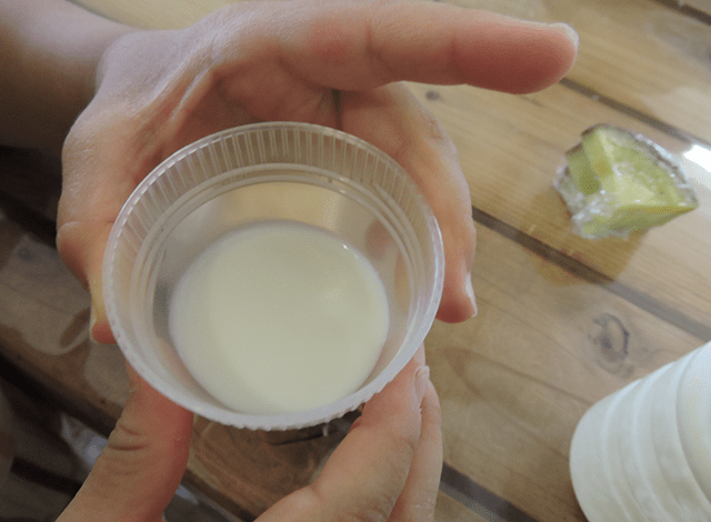 バターと分離した白い液体は牛乳