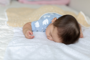 赤ちゃんのうつぶせ寝は突然死の危険！防止策は？いつからOK？