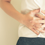 産後の腹痛の4つの原因。生理痛のような下腹部痛も。いつまで続く？｜医師監修