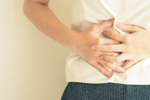 産後の腹痛の4つの原因。生理痛のような下腹部痛も。いつまで続く？｜医師監修