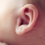 赤ちゃんの耳垢がたくさん！耳掃除はどこまで？臭い・ベタベタのときは？｜医師監修