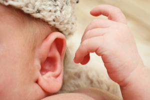 赤ちゃんの中耳炎のサイン(耳を触る・頭を振る・耳だれ等)保育園は行ける？