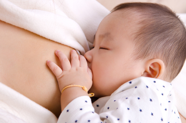 母乳育児マニュアル｜授乳期間や母乳量・保存方法。ママの食事やお悩みQ＆A【保存版】