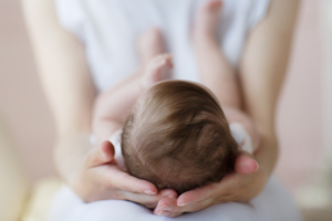 自然に治る？赤ちゃんが頭の形が「長い」「向き癖がある」いつまでに整える？