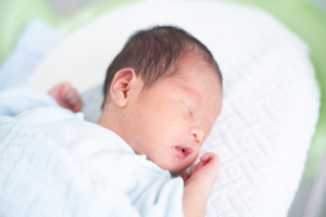 新生児がよく寝る！寝すぎ…もしかして障害？起こすタイミングも｜看護師監修