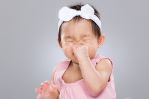 赤ちゃんのくしゃみの対処法。頻度多いとき、鼻水が出るときは？｜医師監修