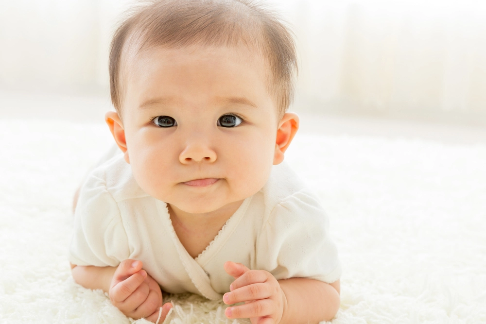 赤ちゃんの寄り目は治る 原因は いつまで 斜視の見分け方 医師監修 Kosodate Life 子育てライフ