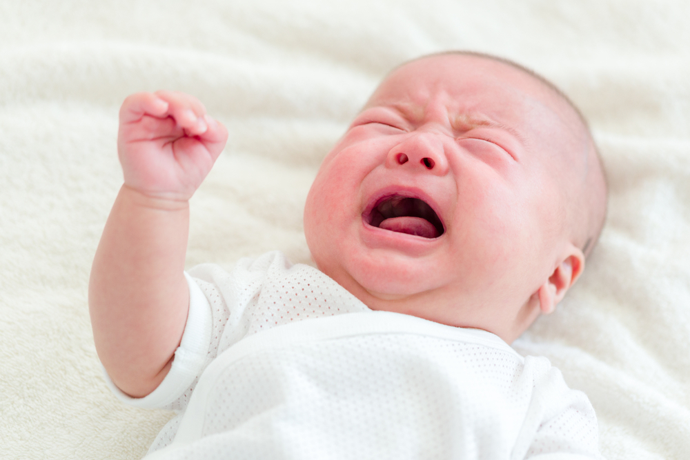 赤ちゃんが嘔吐の対処 黄色 緑の嘔吐は注意 元気そうなときは 医師監修 Kosodate Life 子育てライフ