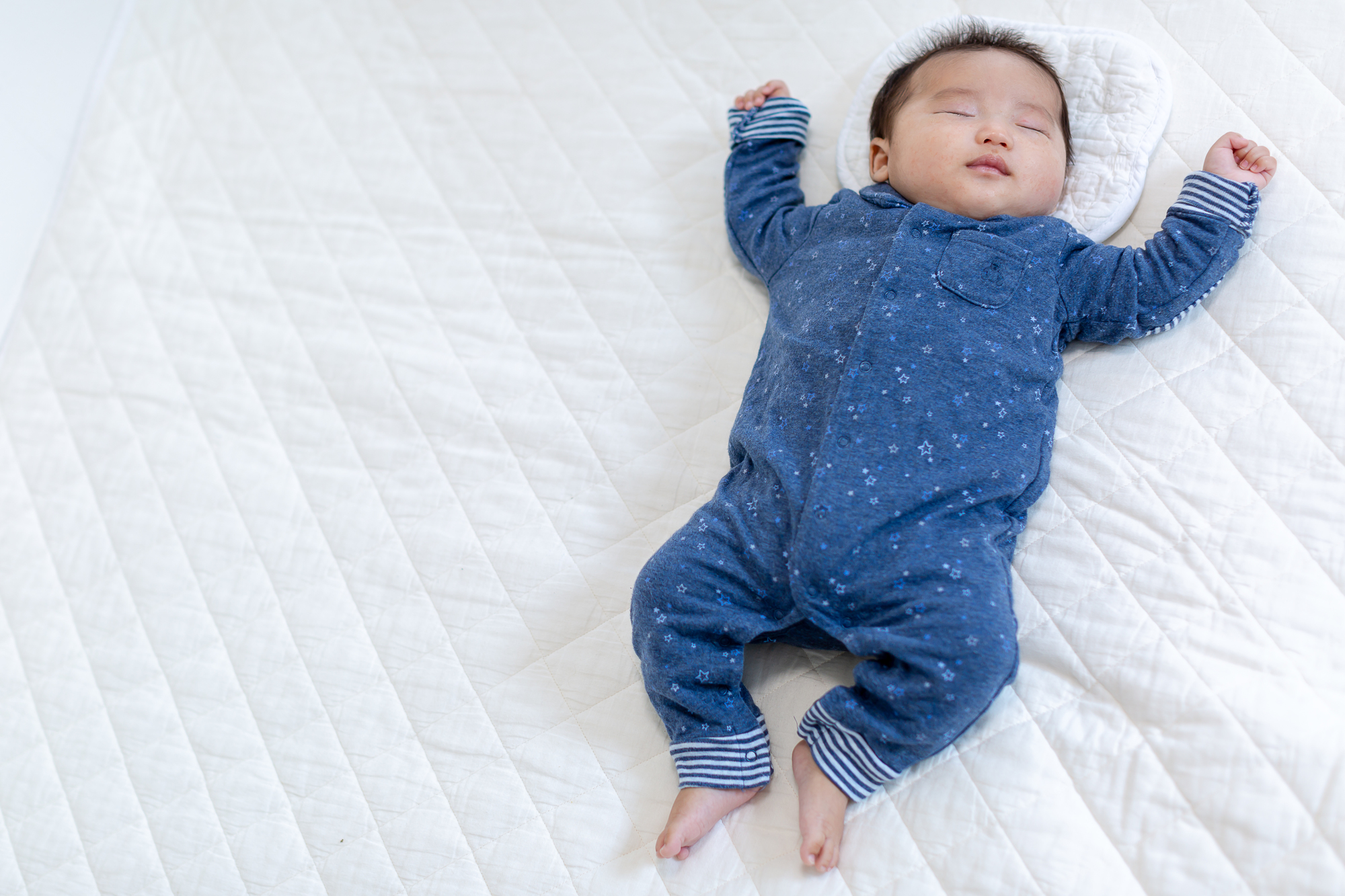 「よく寝る赤ちゃんの特徴」と「よく寝る日」の傾向。起こすべき？｜医師監修 kosodate LIFE（子育てライフ）