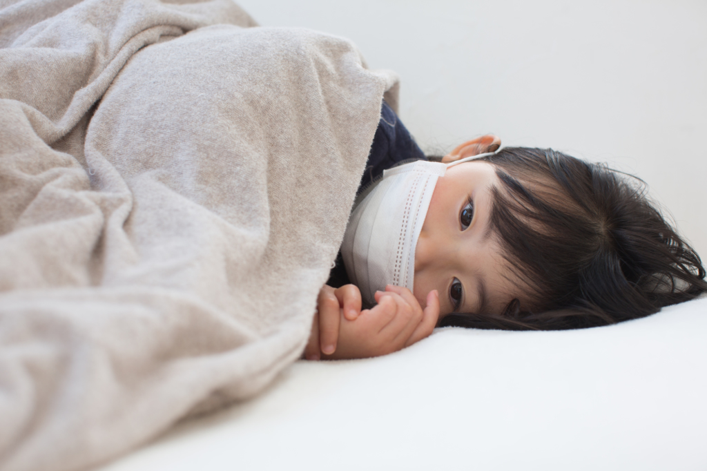 子どもの咳が夜だけひどい 止める方法は 長引くときは 医師監修 Kosodate Life 子育てライフ