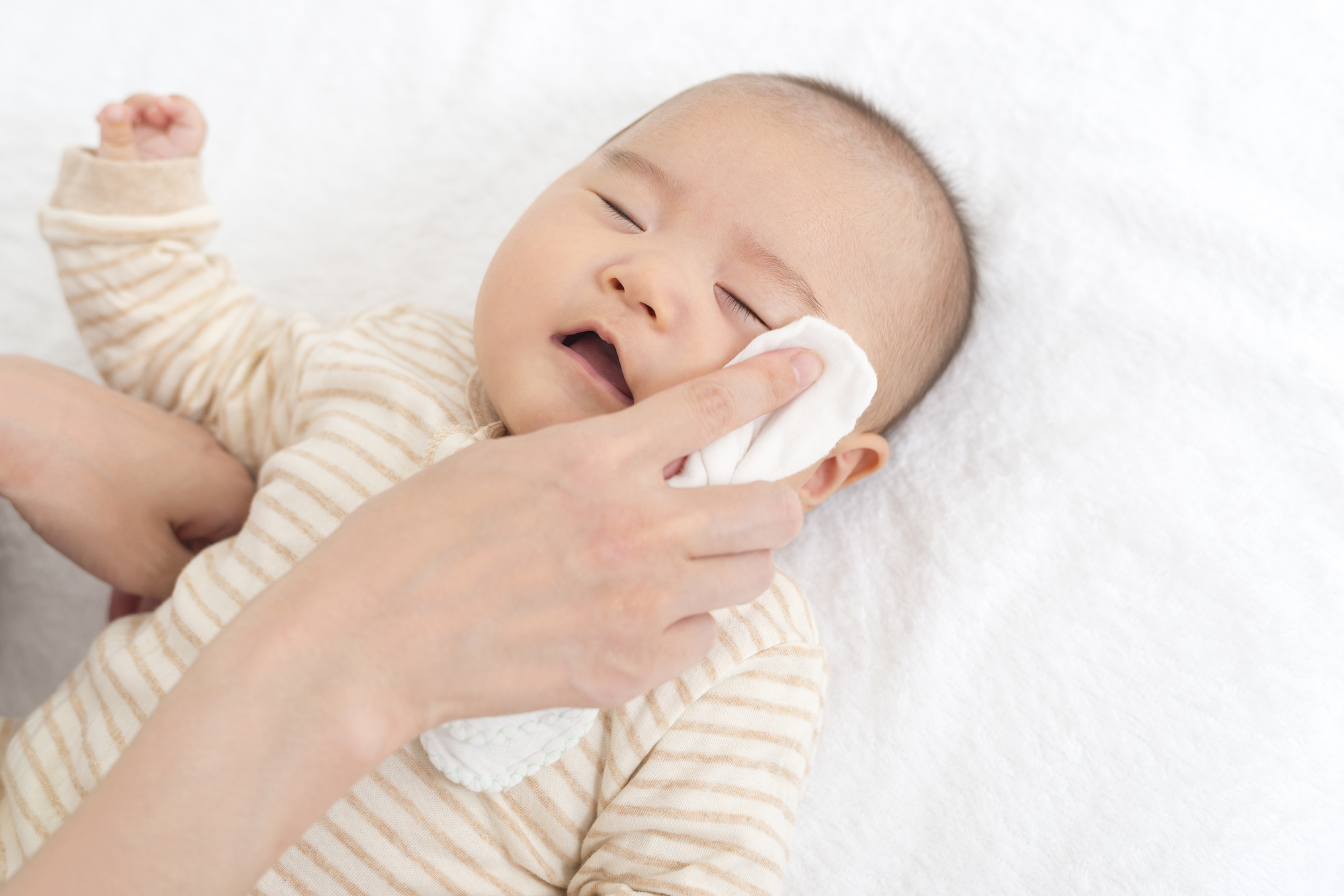 赤ちゃんの 目やに が多い原因は 取り方と病院受診目安 医師監修 Kosodate Life 子育てライフ