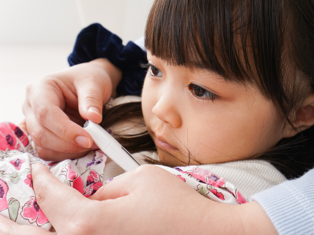 医師監修 夜になると子どもの熱が上がる 咳もでる 対処法は Kosodate Life 子育てライフ