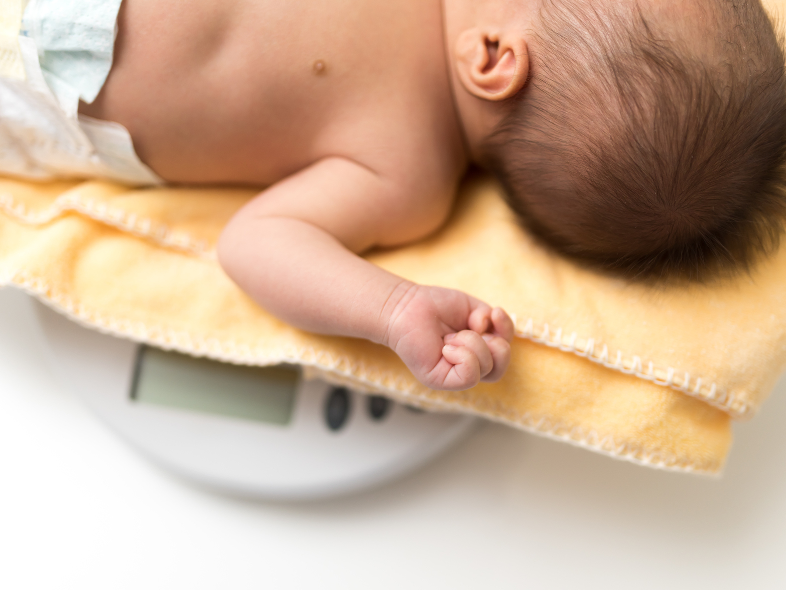 新生児の体重増加の目安｜1日あたり何g？体重減少・増えすぎの対処【保育士監修】