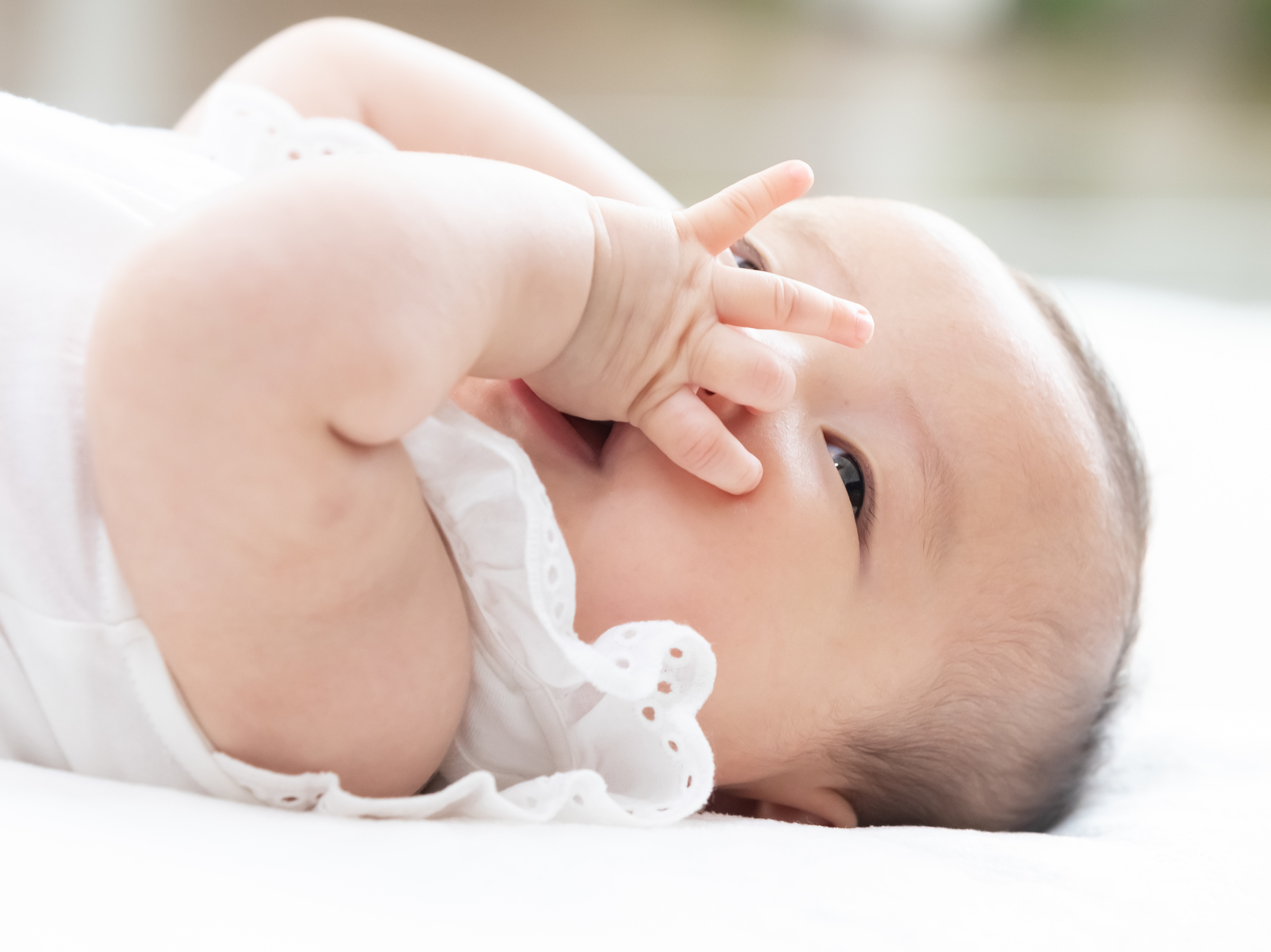 生後2ヶ月～の赤ちゃんの指しゃぶり。意味は？歯並びへの影響は？【保育士監修】