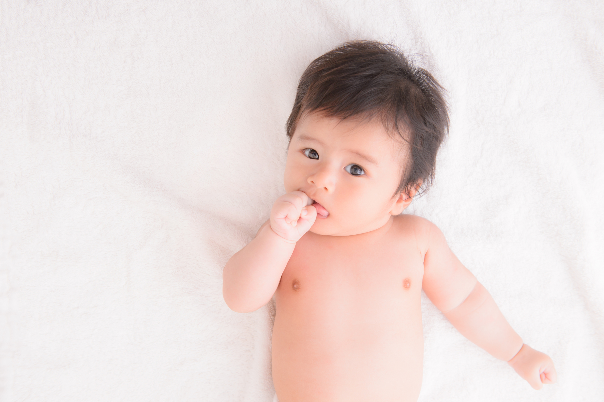 生後2ヶ月 の赤ちゃんの指しゃぶり 意味は 歯並びへの影響は 保育士監修 Kosodate Life 子育てライフ