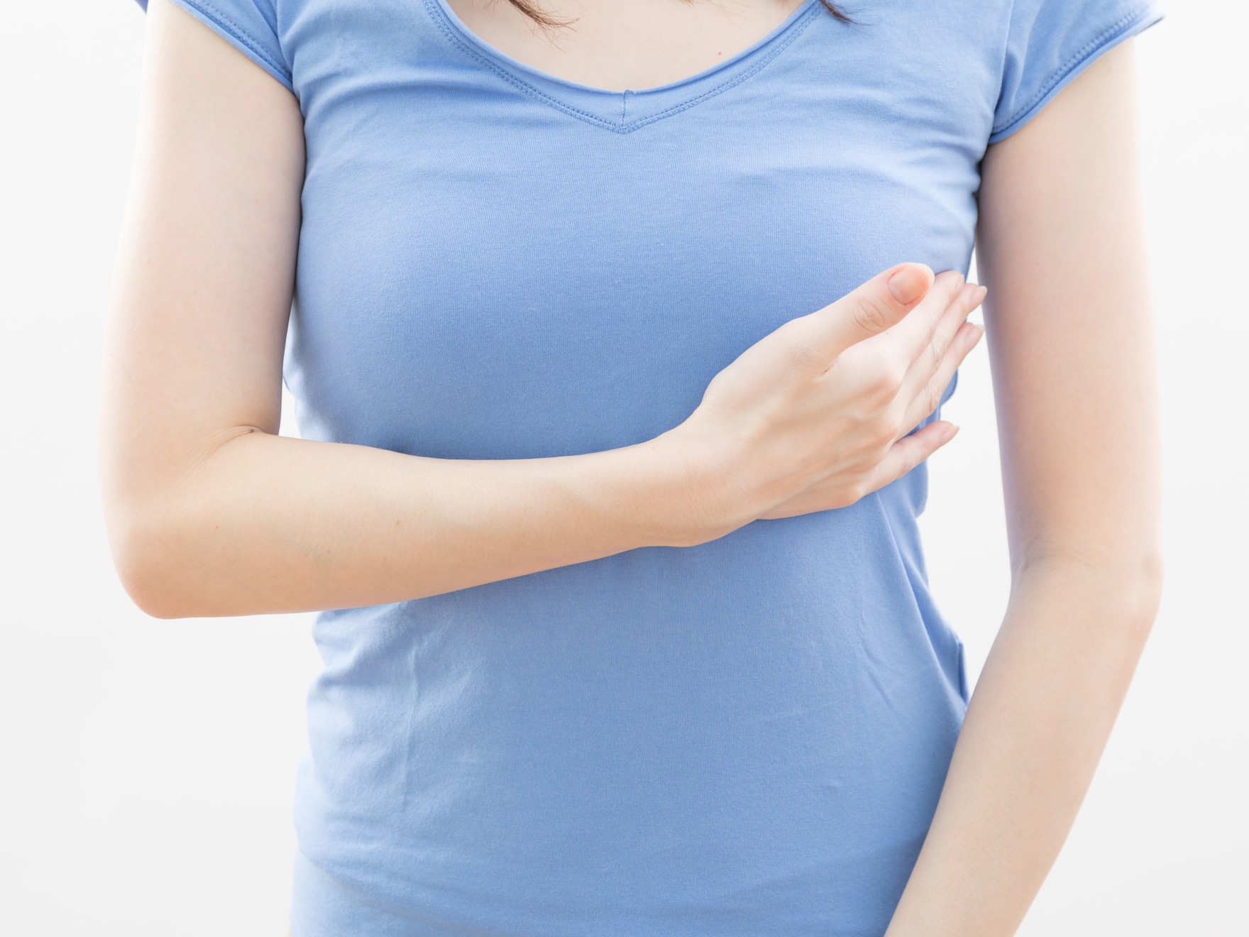 「胸が張るけど生理がこない」妊娠初期症状と生理前症状の違いは？
