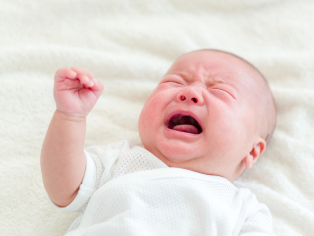 赤ちゃんの背中スイッチ対策 新生児が置くと泣くのはいつまで おすすめグッズも Kosodate Life 子育てライフ