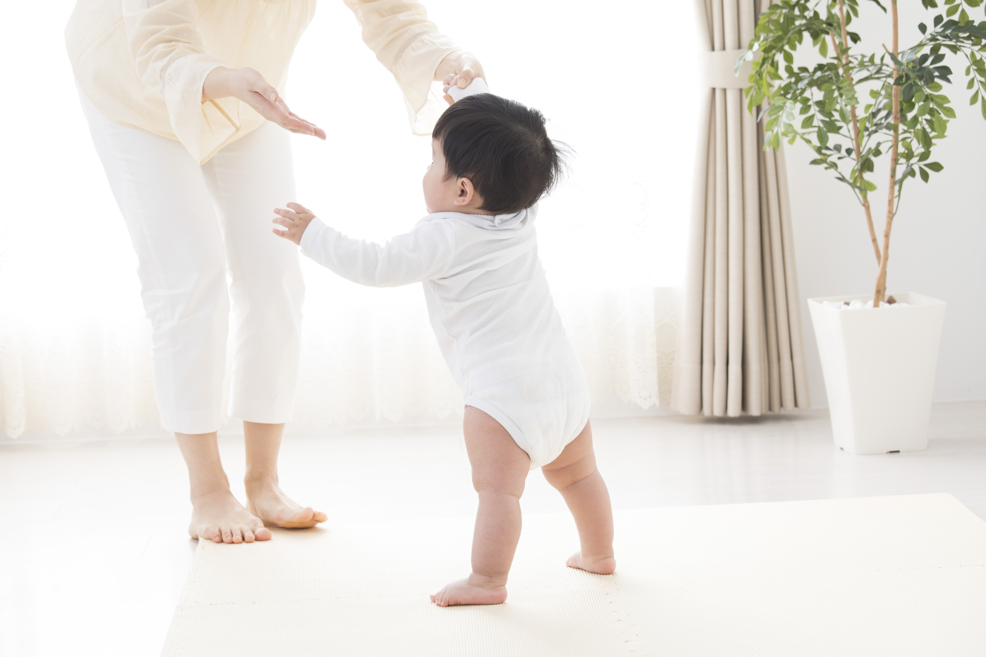 歩く 赤ちゃん いつ 赤ちゃんが歩き始めるのはいつ？歩く練習はどうすればいい？