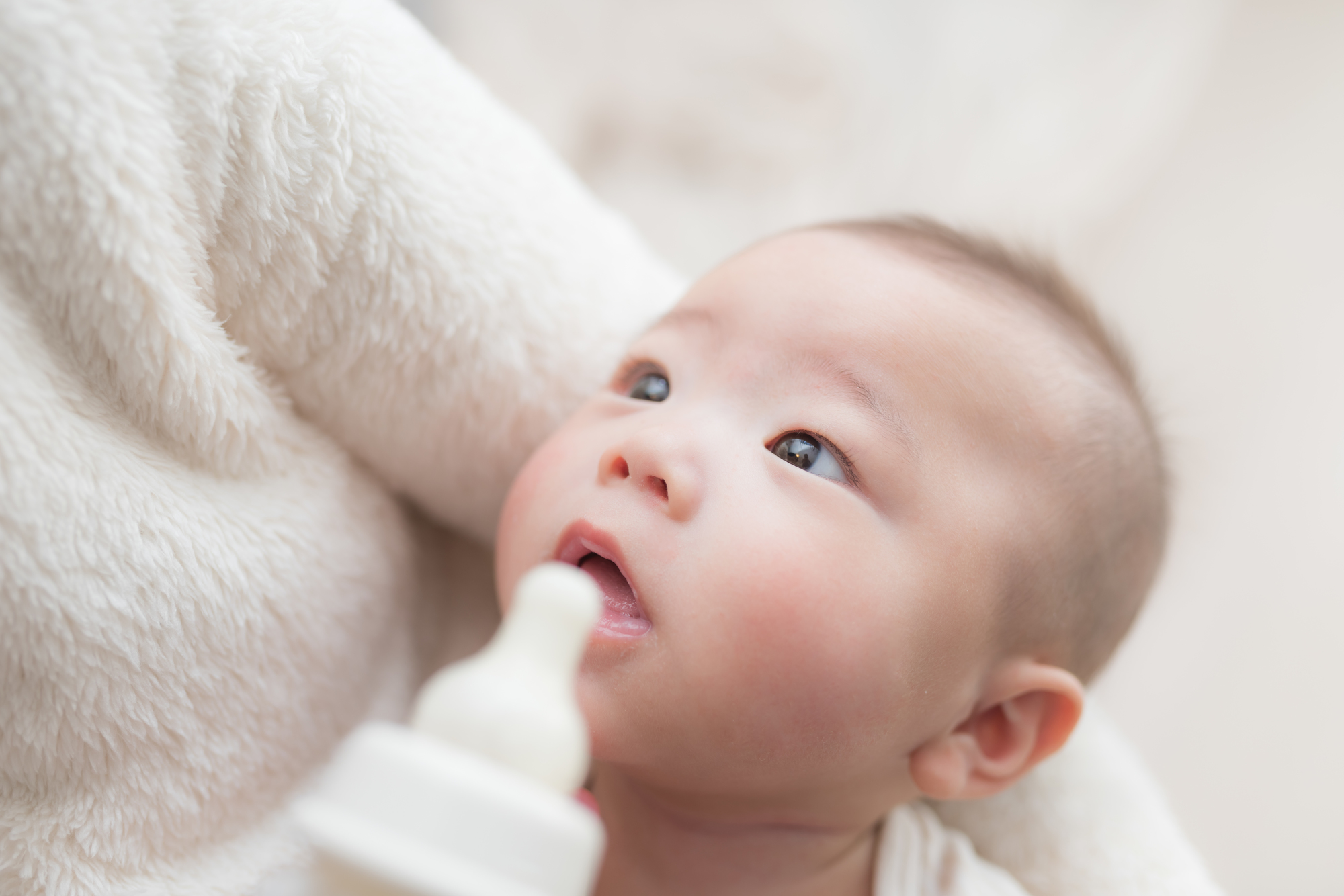 戻し 赤ちゃん ミルク 吐き 赤ちゃんが母乳やミルクを大量に吐く！ヨーグルト状やかたまり？げっぷが原因？