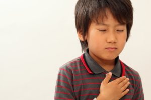 子どもの「胸が痛い」はストレスが原因かも。親はどう対処する？【医師監修】