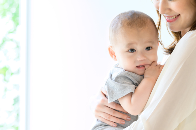 笑顔の女性と赤ちゃん　乳糖不耐症チェック　赤ちゃん