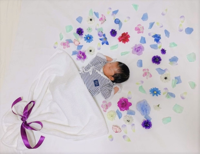 寝相アートの花束がかわいい 100均活用の作り方 赤ちゃん撮影のコツ Kosodate Life 子育てライフ