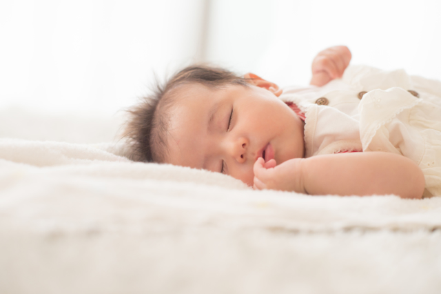 赤ちゃんがまとまって寝る方法 夜通し寝るのはいつから おすすめグッズも Kosodate Life 子育てライフ