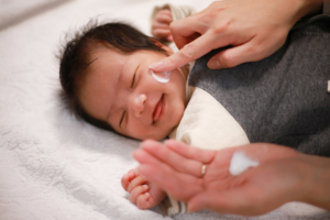 乳児湿疹が「顔だけ」ひどい原因。顔の洗い方＆保湿方法。受診目安も