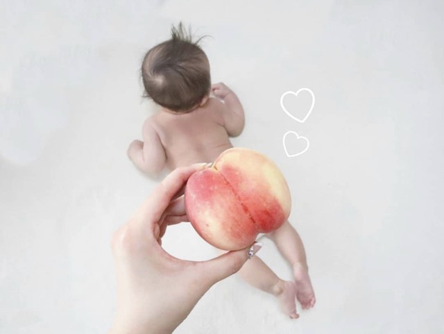 赤ちゃんの ベビーフルーツ写真 が人気 桃やキウイ スイカでおめかし Kosodate Life 子育てライフ