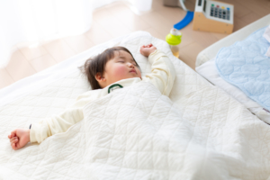 1歳の赤ちゃんはどこで寝る？一緒に寝る際の寝床の作り方。ひとりで寝るのはいつから？
