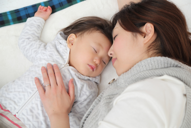 1歳の赤ちゃんはどこで寝る 一緒に寝る際の寝床の作り方 ひとりで寝るのはいつから Kosodate Life 子育てライフ