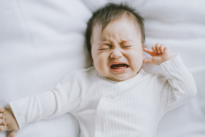 赤ちゃんが寝てるとき突然泣く「寝言泣き」って大丈夫？どう対処する？