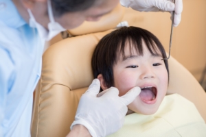 子どもの「舌が痒い・口の中が痒い」は何科？アレルギーや口内炎かも