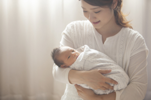 新生児の授乳時間の目安は何分？長くなる原因＆切り上げるタイミング