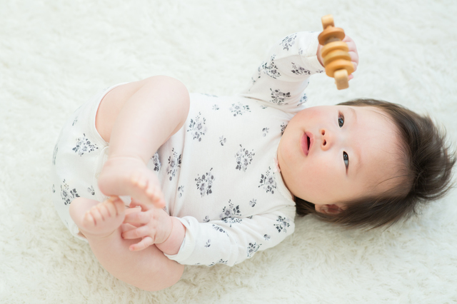 生後1ヶ月の赤ちゃんが喜ぶ 遊び方 アイデア集 ウケた おもちゃ も Kosodate Life 子育てライフ