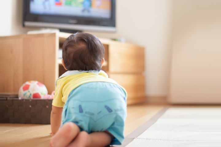 【赤ちゃんをテレビに近づけない4つの方法】テレビガード＆100均グッズも