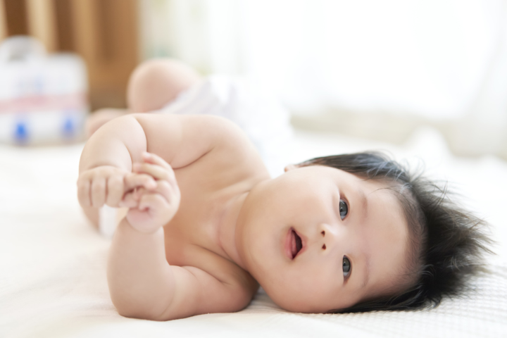 赤ちゃんの寝返りは早いといつから 兆候 練習のコツ 注意点も Kosodate Life 子育てライフ