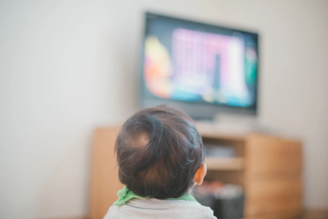 赤ちゃんがテレビばかり見る 8つの対策 長時間テレビを見る影響は Kosodate Life 子育てライフ