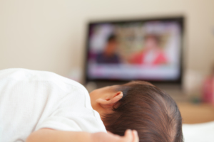 赤ちゃんがテレビばかり見る！8つの対策。長時間テレビを見る影響は？