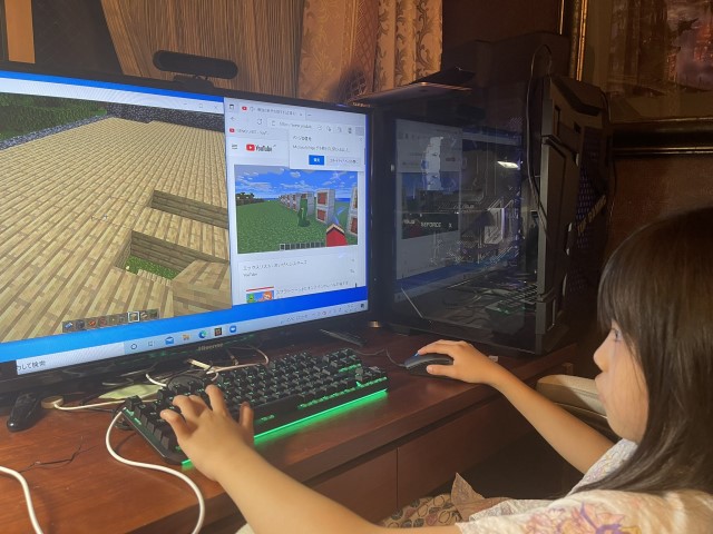 genkiichiokaさんの子どもが自作パソコンで遊ぶ様子