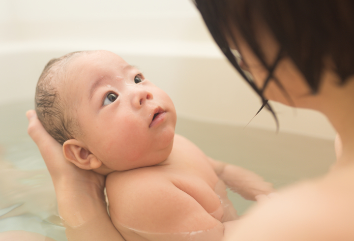 生後1ヶ月～｜ワンオペで赤ちゃんをお風呂に入れる方法。首すわり前の注意点