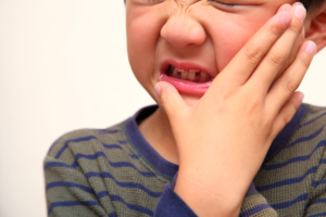 乳歯の神経が死ぬと…歯がグレーやピンクに変色！永久歯はどうなる？治療法は？