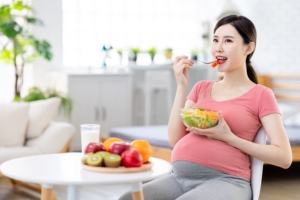 食事する妊婦
