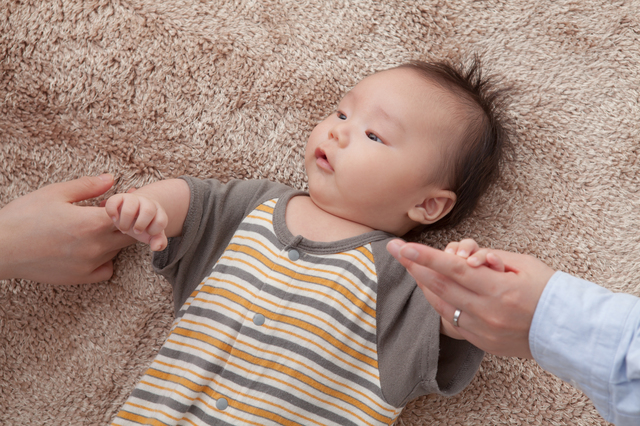 生後2ヶ月の赤ちゃんが喜ぶ 遊び方12つ ふれあい遊び 知育おもちゃ Kosodate Life 子育てライフ