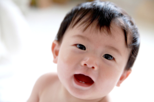 赤ちゃんの歯が生える前兆｜かゆい仕草・歯茎の特徴は？歯ぐずり対策も