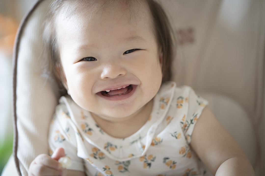 「犬歯が先？」赤ちゃんの歯の生える順番が違う…大丈夫？歯並びへの影響についても