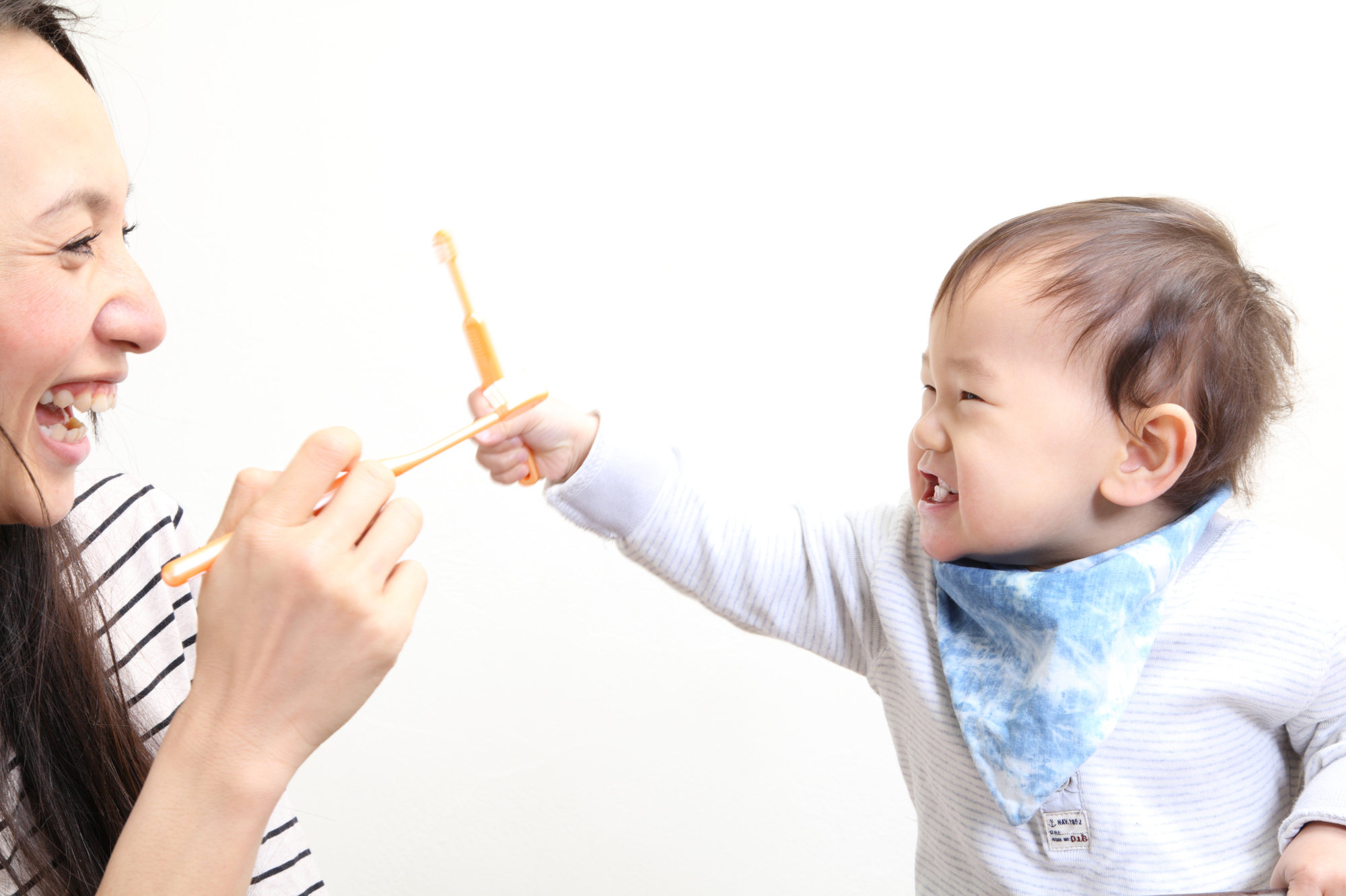 赤ちゃんの歯磨きはいつから 歯ブラシの選び方やガーゼ磨きの手順も Kosodate Life 子育てライフ