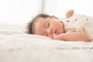 【医師監修】生後3ヶ月の赤ちゃんの睡眠時間はどれくらい？生活リズムの整え方も