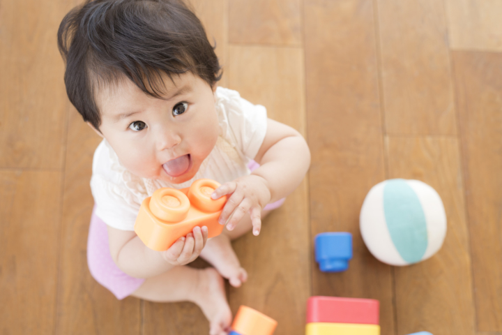 生後8ヶ月の赤ちゃんが喜ぶ「知育遊び」アイデア集。買ってよかったおもちゃも