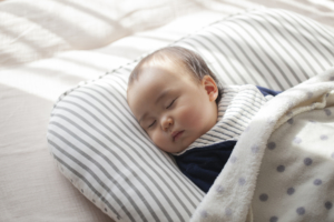 【医師監修】生後4ヶ月の赤ちゃんの睡眠時間はどれくらい？生活リズムの整え方も